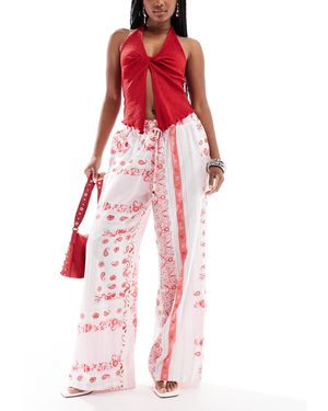 Vero Moda – freizeithose mit weitem bein und bandana-print - Rot