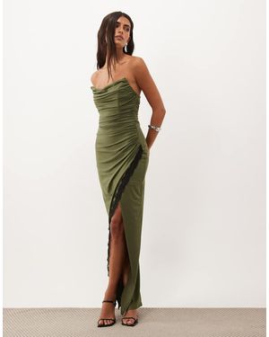 TFNC London Slinky Bandeau Kanten Maxi Jurk Met Split - Groen