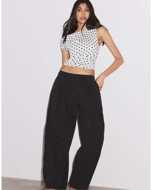 Stradivarius – asymmetrisches, gerafftes t-shirt - Weiß