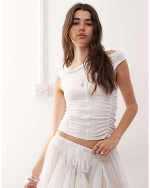 Weekday Top Con Scollo Alla Bardot, Spalle Scoperte E Arricciatura Laterale - Bianco