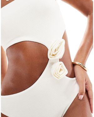 ASOS Maillot 1 pièce bandeau à découpe et grosses fleurs - crème - Blanc