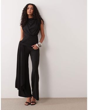 TFNC London Jumpsuit mit drapierung und bindegürtel - Schwarz