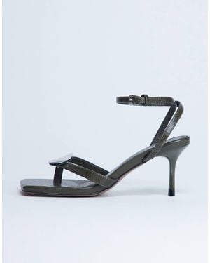 TOPSHOP Gilly Heeled Toe Thong With Metal Detail - White