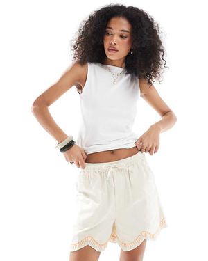Native Youth Pantalones Cortos Playeros Blancos Con Bordes Festoneados Bordados De