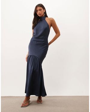 Pretty Lavish Satin-maxikleid mit hohem kragen, schrägem schnitt und offenem rücken - Blau