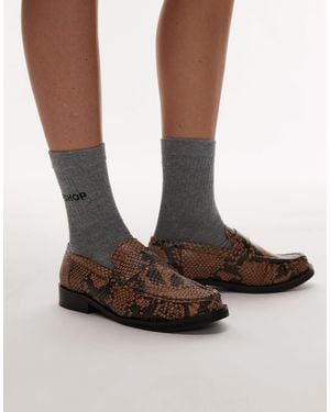 TOPSHOP – carey – leder-loafer mit schlangenmuster und raffung - Braun