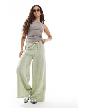 Stradivarius Petite – gestreifte hose - Weiß