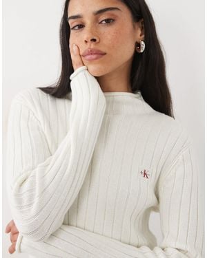 Calvin Klein Pullover mit weblabel, rollkragen und rüschenkante - Weiß