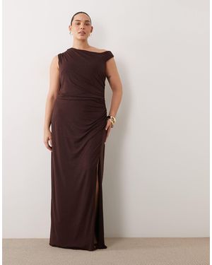 Tfnc Plus Robe longue près du corps à strass thermocollés, épaules tombantes et fente haute, chocolat - Marron