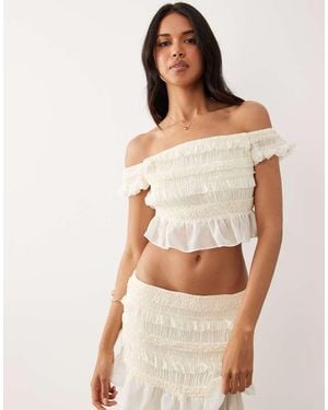 TFNC London Crop Top Van Gesmokt Chiffon Met Blote Schouders En Ruches - Wit