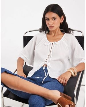 Pieces Top en coton noué devant avec bordures en broderie anglaise - Bleu