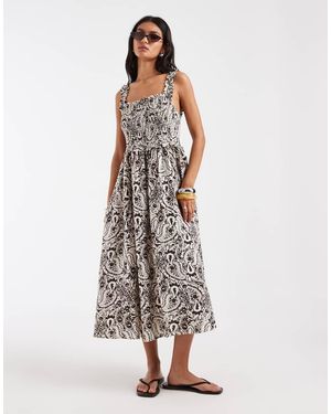 ONLY Vestido Semilargo Marrón De Corte Amplio Con Estampado De Cachemir