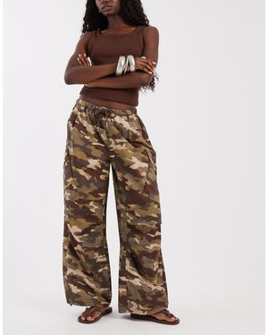 ASOS – cargohose mit bindegürtel, taschendetail und military-muster - Mehrfarbig