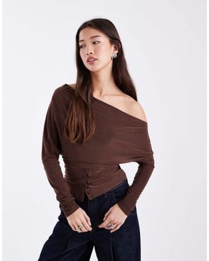 Miss Selfridge – anschmiegsames off-shoulder-oberteil mit knopfdetail - Braun
