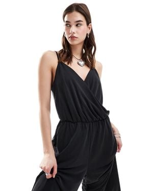 Monki – drapierter camisole-jumpsuit - Schwarz