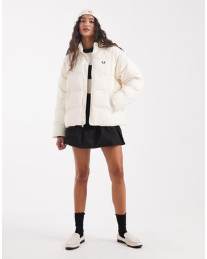 Fred Perry Chaqueta Color Negro Acolchada Con Mangas Raglán De -Blanco