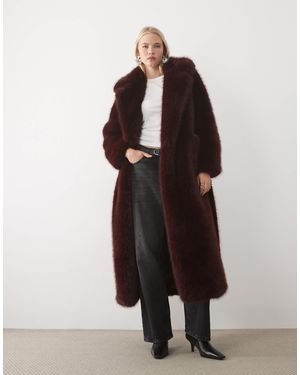 4th & Reckless Manteau long oversize ceinturé en faux-fur bordeaux - Rouge