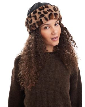 Monki Bonnet court en nylon et fausse fourrure à imprimé léopard - Marron
