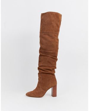 Stradivarius Botas de tacn con diseo por encima de la rodilla de - Marrón