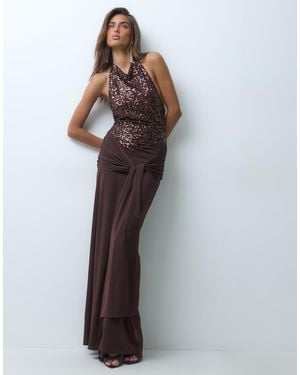 TFNC London Vestido Largo De Lentejuelas Con Cuello Halter Drapeado Y Detalle Fluido En-Marrón