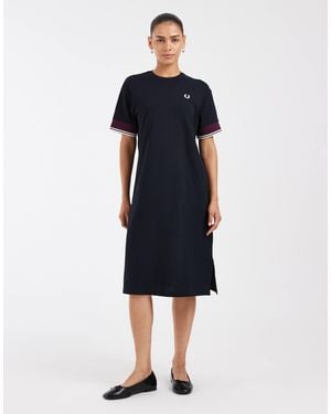 Fred Perry T-shirt-kleid aus piqué mit kontrastierenden bündchen - Blau