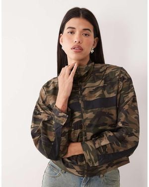 Lioness Chaqueta Cortavientos Essential Con Cuello Alzado Y Estampado De Camuflaje-Verde - Negro