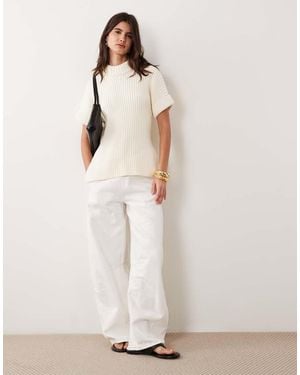 ASOS Tanktop Van Gebreid Materiaal Met Opstaande Hals En Splitten Aan De Zijkant - Wit