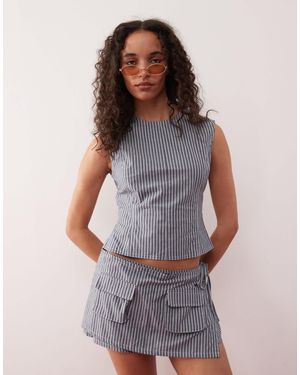 Lioness Countryside - crop top habillé d'ensemble avec nœud dans le dos et rayures - anthracite - Gris