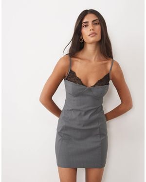 ASOS Minikleid mit nadelstreifen und spitzendetail im bustier-stil - Grau