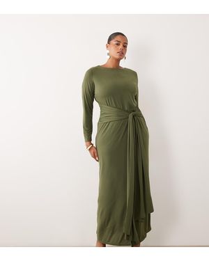 Tfnc Plus Vestito Lungo Aderente Oliva Con Scollo A Barchetta E Drappeggio Sul Davanti - Verde