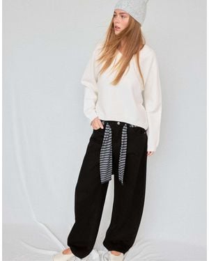 Stradivarius Basic strickpullover mit v-ausschnitt - Weiß