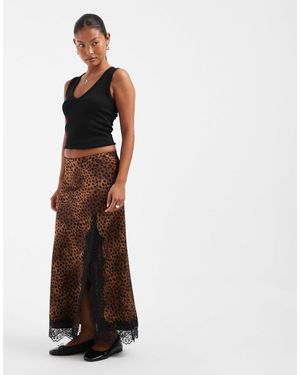 Only Petite Petite satin-maxirock mit spitzenbesatz im leopardenmuster - Schwarz