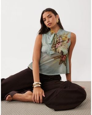 ASOS Bluse aus elastischem chiffon mit schleifendetail und blumenprint - Braun