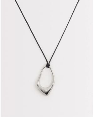 ASOS – lange kordel-halskette mit abstraktem anhänger - Weiß