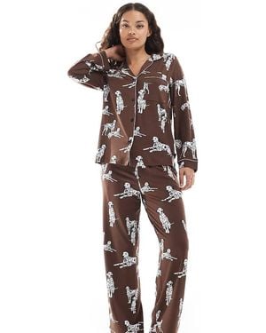 Chelsea Peers Pijama De Pantalones Y Camisa De Manga Larga Con Estampado De Dálmatas Y Cuello De Solapas Exclusivo De - Marrón
