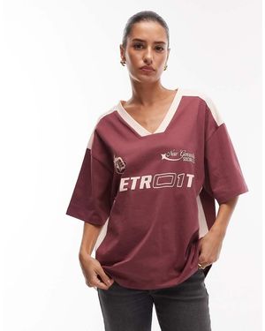 ASOS T-Shirt Stile Calcio Oversize Color Bordeaux Con Scollo A V E Grafica "Detroit" - Rosso