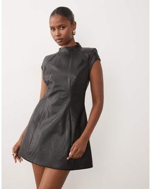 Bardot Vestido Corto Con Diseño Estructurado, Mangas De Casquillo Y Cuello Alto De Poliuretano - Blanco