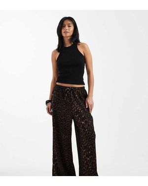 Only Petite Pantalones Plisados De Pernera Ancha Con Estampado Animal De - Negro