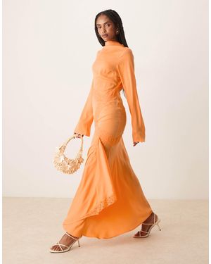 ASOS Robe longue en satin avec col bénitier et finitions dentelle - Orange