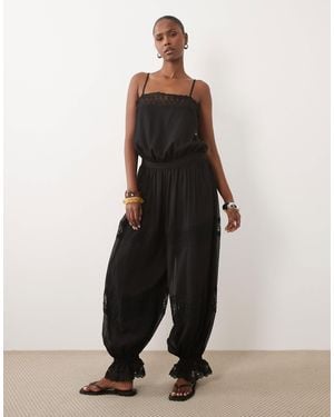 ASOS Transparenter spitzen-jumpsuit mit bubble-saum - Schwarz