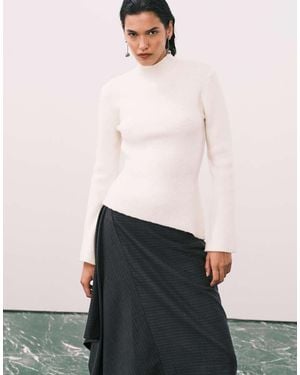 Pretty Lavish Geribbelde Gebreide Top Met Col En Asymmetrische Zoom - Wit