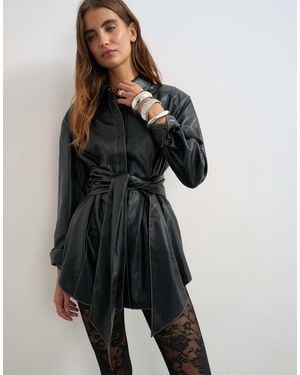 TOPSHOP Imitatieleren Overhemd Met Contrasterende Stiksels En Ceintuur - Zwart
