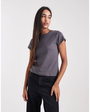 Cotton On – knapp geschnittenes t-shirt im 90er-jahre-stil - Blau