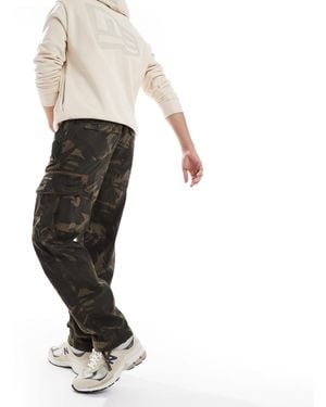 Superdry – lässig geschnittene fallschirmhose mit parachute-military-muster - Weiß