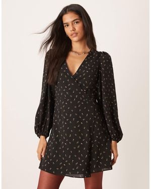 Glamorous – minikleid mit puffärmeln im stil der 70er, v-ausschnitt und mehrfarbigem blumenmuster - Schwarz