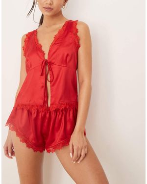 The Frolic Top De Pijama Cereza De Satén Con Parte Delantera Abierta, Lazada Y Ribetes De Encaje Exclusivo De (Parte De Un Conjunto) - Rojo