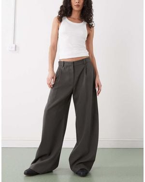 Weekday Pantalones Marrón Topo Oscuro De Talle Bajo Y Pernera Ancha Con Pinzas Delanteras Dara De