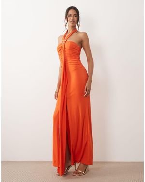 TFNC London Vestido Largo Luminoso Fruncido Con Cuello Halter Y Detalle De Ribete - Rojo