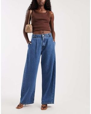 ASOS Jeans Met Plooien Aan De Voorkant En Hoefijzervormige Pijp - Blauw