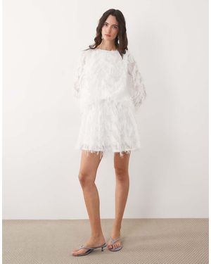 TFNC London Vestito Babydoll Corto Bianco Con Maniche A Campana E Piume Sintetiche